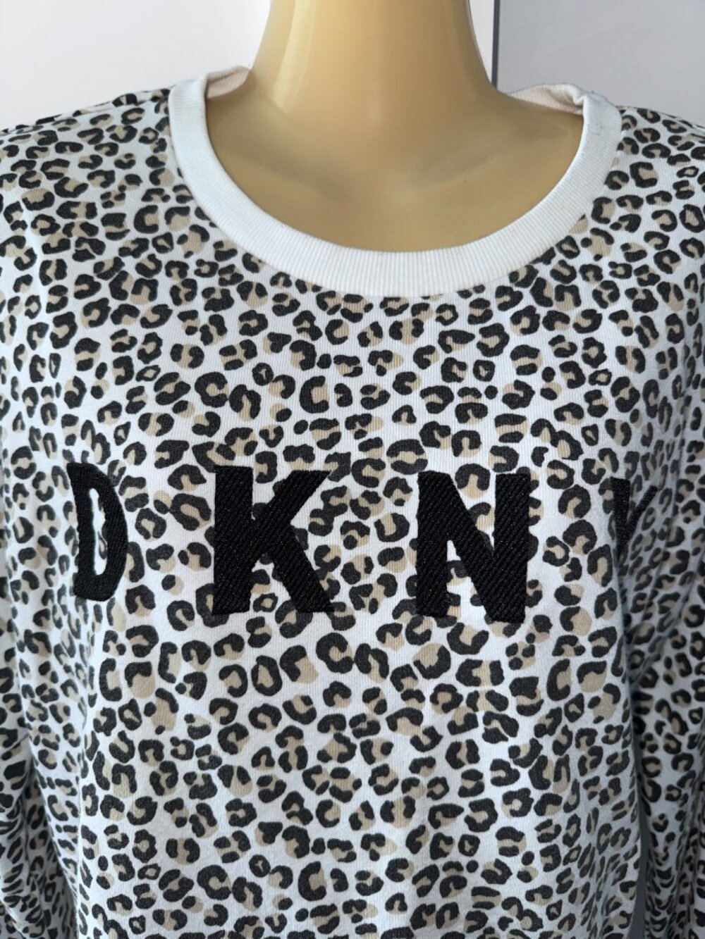 DKNY Women Leopard Print Sweatshirt Spellout Logo Size M Pullover Animal Print - Picture 3 of 6